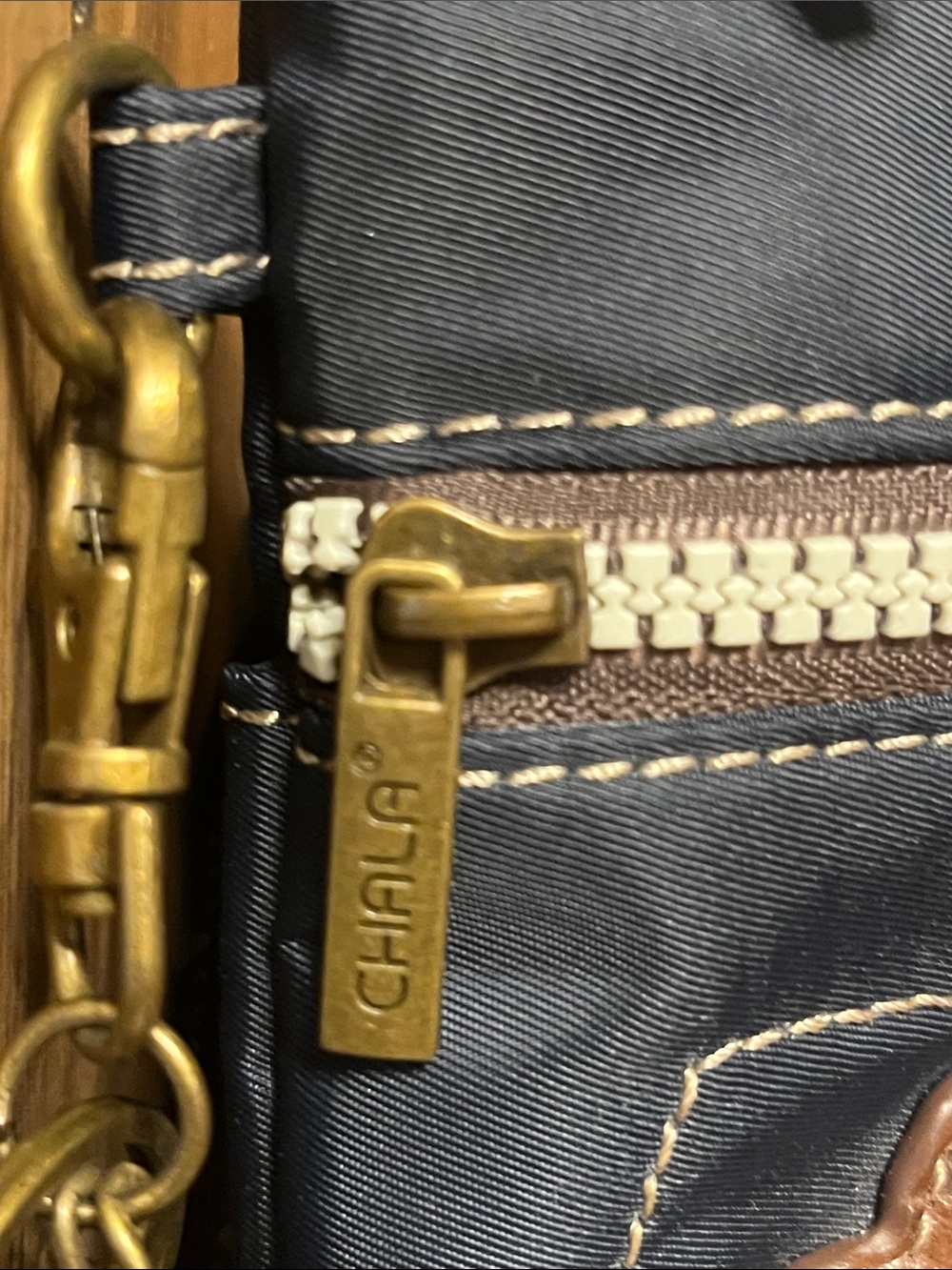 Chala Handbags - Crossbody Bag with Sunflower Appliqué - Picture 4 of 13
